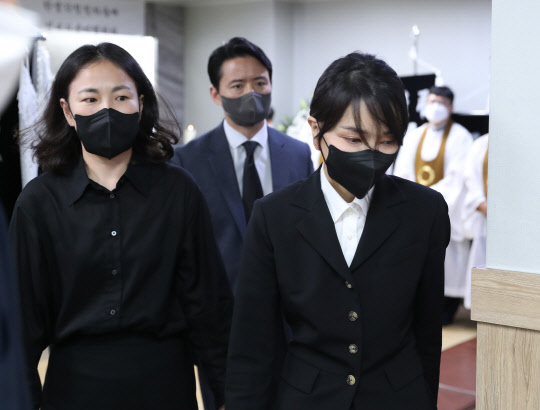 김건희 여사가 25일 오후 경기도 수원시 권선구 수원중앙병원 장례식장에 마련된 암ㆍ희귀병 투병과 생활고에도 불구하고 복지서비스의 도움을 받지 못하고 세상을 떠난 '수원 세 모녀' 빈소를 찾아 조문을 마치고 나오고 있다. <연합뉴스>